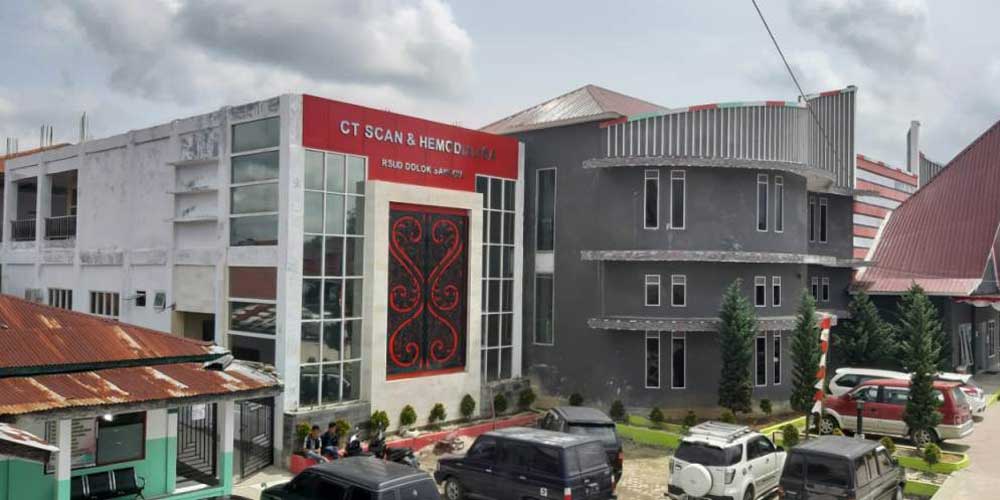 AKTIVITAS: Kondisi aktivitas di depan Gedung CT Scan dan Hemodialisa RSUD Doloksanggul, Kabupaten Humbahas, dipadati kendaraan yang sedang parkir.