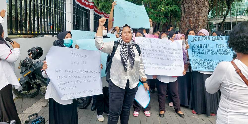 DEMO: Puluhan guru honorer di Kota Medan yang tergabung dalam Forum Guru Tidak Tetap (FGTT) berunjukrasa di depan kantor DPRD Medan, Senin (27/6) pagi.markus/sumutpos.