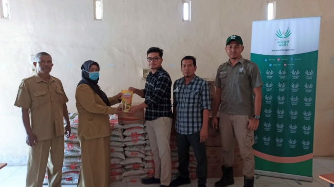 Agus Salim, Humas PT GM/PT SSL, menyerahkan bantuan sembako kepada keluarga terdampak kebakaran di Desa Apung Jaya, Kabupaten Asahan, melalui dinas terkait.