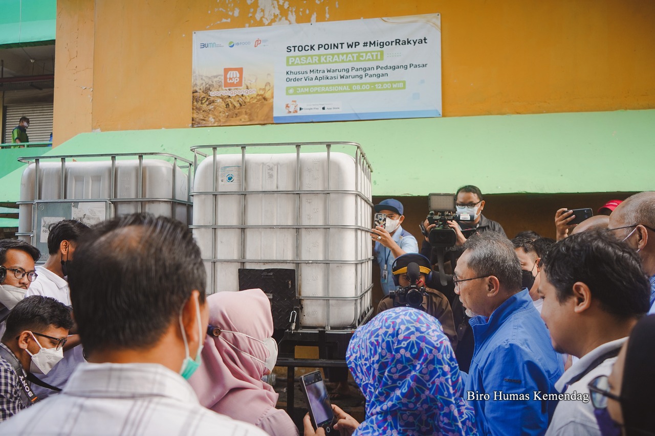 Menteri Perdagangan, Zulkifli Hasan meninjau stock point Minyak Goreng Curah Rakyat (MGCR) di Pasar Kramat Jati, Jakarta, Sabtu (25 Juni 2022).