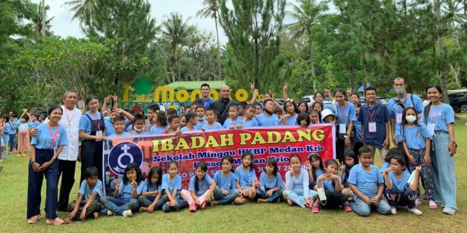 BERSAMA: Panitia bersama anak-anak Sekolah Minggu peserta Ibadah Padang HKBP Medan Krio di Monako Park, Delitua,  Jumat (24/6).