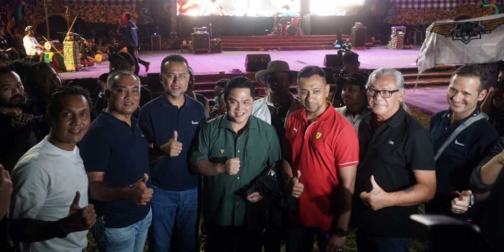 LEPAS: Wagubsu Musa Rajekshah mendampingi Menteri Erick Thohir saat pembukaan Vespa World Days (VWD) 2022 di Penisula, Bali, Jumat (11/6) malam lalu.