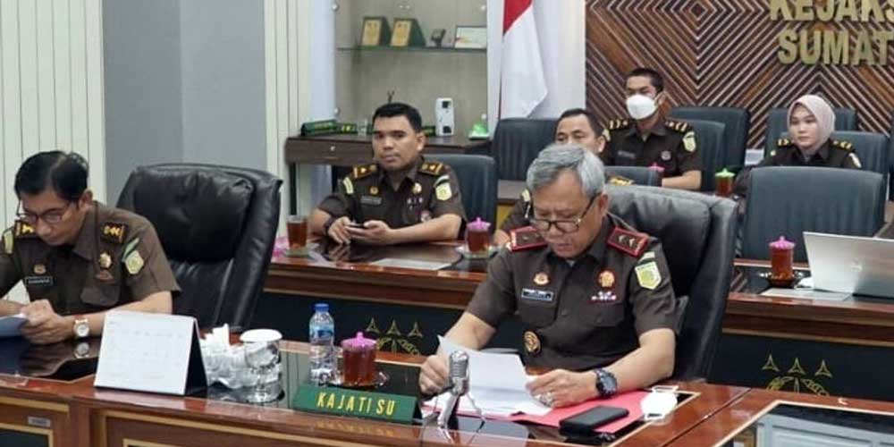 PENGHENTIAN PERKARA: Kajati Sumut dan jajaran saat pengajuan penghentian 2 perkara pidum melalui RJ ke Jampidum secara virtual. I