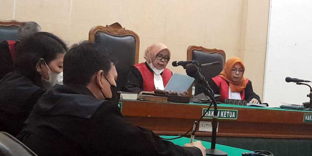 PUTUSAN: Majelis hakim membacakan putusan terhadap eks Kepala SMAN 8 Medan, Jongor Ranto Panjaitan terdakwa korupsi secara virtual di Ruang Cakra 8 Pengadilan Tipikor Medan, Senin (13/6).