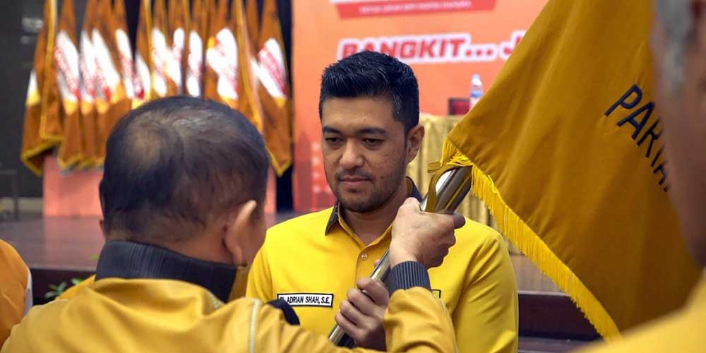PATAKA: EL Adrian Shah menerima pataka dari Wakil Ketua Umum DPP Hanura Heri Lontung Siregar setelah terpilih secara aklamasi sebagai ketua Dewan Pimpinan Daerah (DPD) Partai Hanura.istimewa/Sumut Pos.