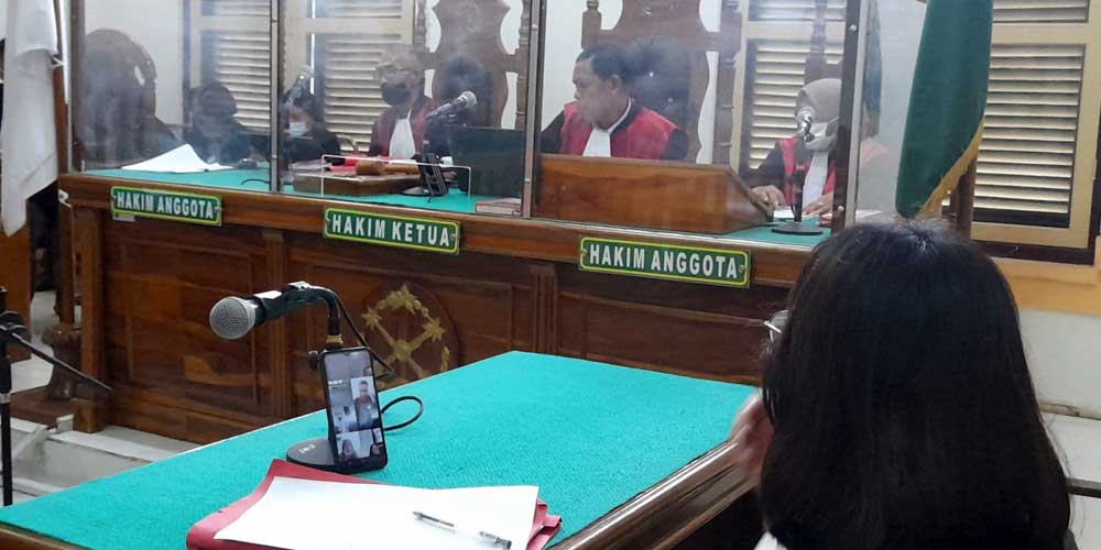 VONIS: Majelis hakim mem-bacakan vonis terhadap 6 terdak-wa kasus narkotika, dalam sidang virtual, Rabu (8/6).