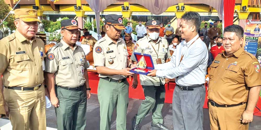 BERSAMA: SRM KKU PLN UIKSBU Dadang Hardiana, foto bersama Kepala DLHK Kota Pekanbaru Hendra Afriadi.