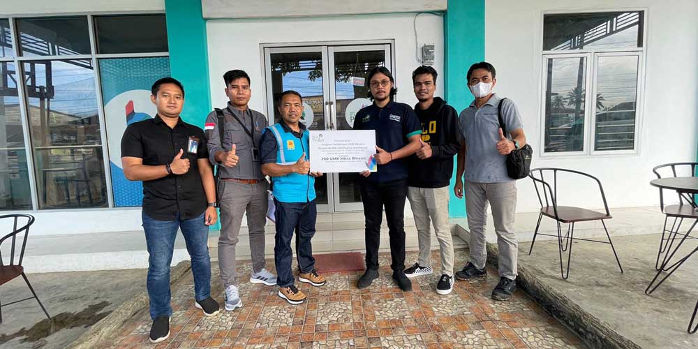 BANTUAN: PT PLN (Persero) UP3 Padangsidimpuan menyerahkan Program UMKM melalui Rumah Badan Usaha Milik Negara (BUMN) Padangsidimpuan yang akan dikelola oleh CV WIHANA KARYA di Komplek Kantor PLN UP3 Padangsidimpuan Batunadua, Kota Padangsidimpuan, kemarin