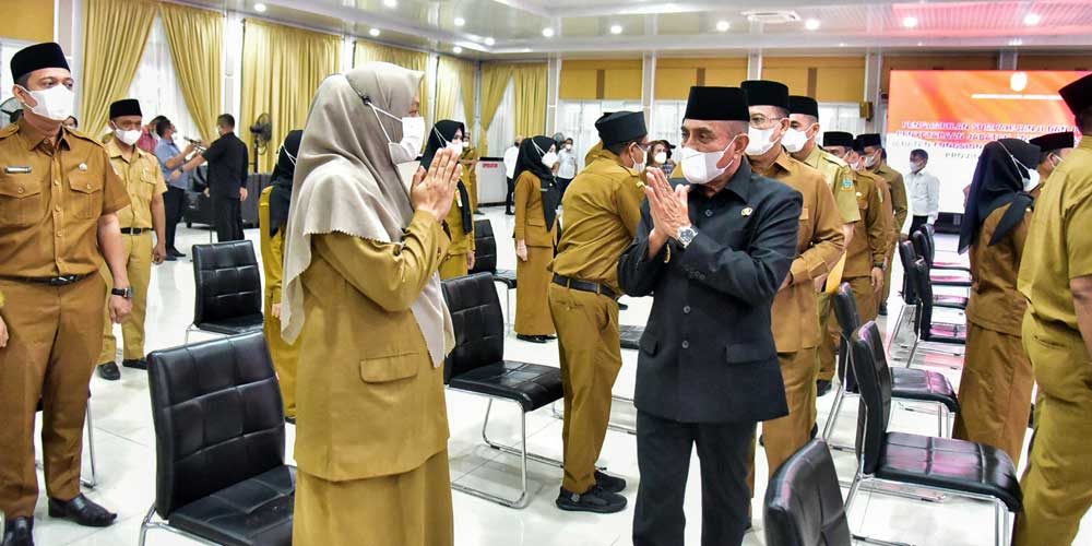 SALAM: Gubernur Sumut Edy Rahmayadi, menyalami para pejabat usai pelantikan di Aula Tengku Rizal Nurdin, Rumah Dinas Gubernur Sumut.