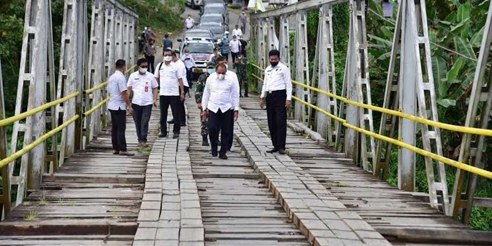 TINJAU: Gubernur Sumut Edy Rahmayadi didampingi Bupati Nias Barat Khenoki Waruwu, saat meninjau kondisi Jembatan Sungai Oyo, beberapa waktu lalu.