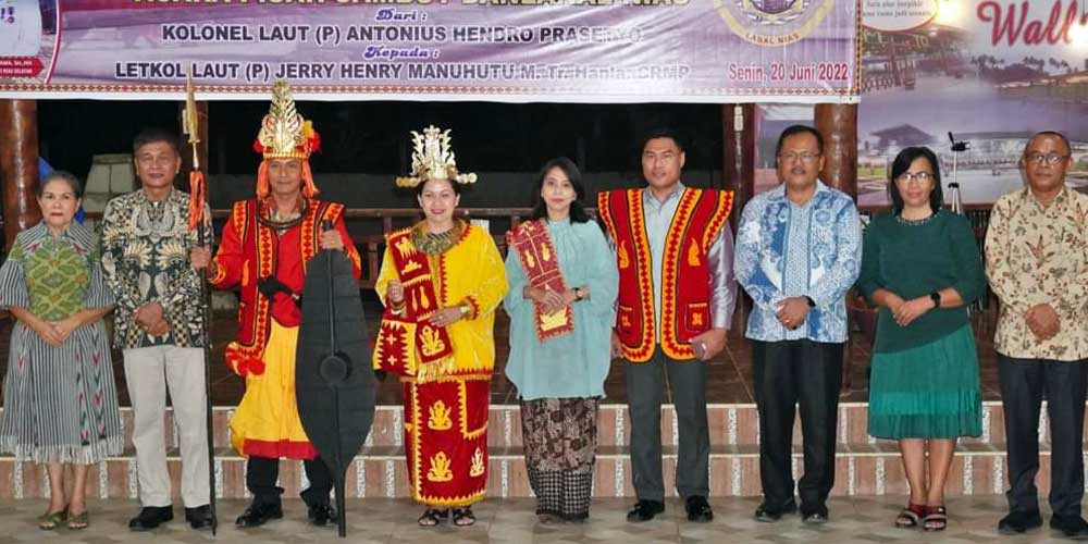 KETERANGAN: Kepala Bagian Barjas Pemkab Dairi, Frans Bakara, saat menyampaikan keterangan terkait proses tender yang bersumber dari DAK APBD Tahun Anggarang 2022, Selasa (21/6).