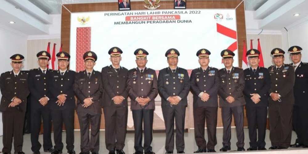 UPACARA: Jajaran Polres Karo saat mengikuti upacara Hari Jadi Pancasila secara virtual.