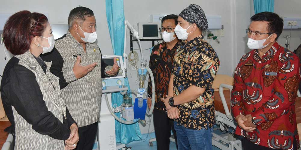 ARAHAN: Bupati Dairi Eddy Keleng Ate Berutu, didampingi Sekdakab Dairi Budianta Pinem, dan Ketua TP PKK Kabupaten Dairi Romy Mariani Simarmata, menyampaikan arahan kepada dokter dan Direktur RSUD Sidikalang, saat memeriksa Ruang ICU yang sudah bisa diguna