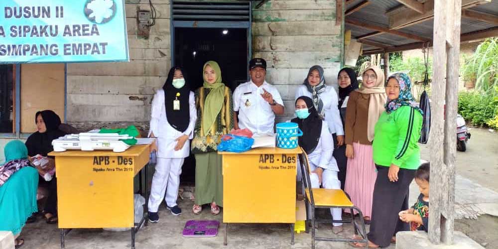 SAMBANGI: Kades Sipaku Area menyambangi kegiatan yang digelar Pos Pelayanan Terpadu (Posyandu) Melur di Dusun II, Desa Sipaku Area, Kecamatan Simpangempat, Kabupaten Asahan, Sumut, Sabtu (4/6).sopian/sumut pos.