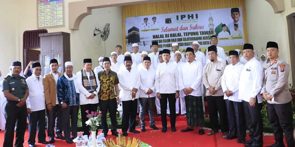 Foto bersama Calhaj Binjai dengan Ketua IPHI Sumut, Musa Rajekshah dan lainnya