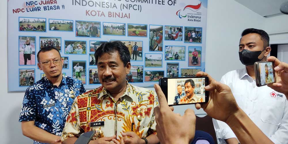 WAWANCARA: Wali Kota Binjai, H Amir Hamzah saat diwawancarai.