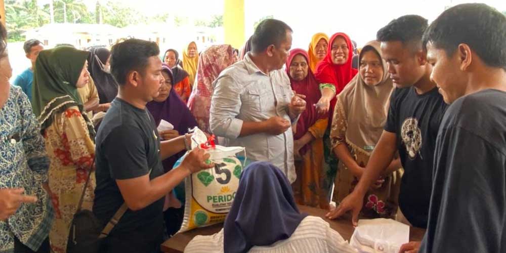 BANTUAN: Manajemen perusahaan pabrik kelapa sawit (PKS) PTP PSP memberikan bantuan berupa paket sembako, Sabtu (12/6).fajar/Sumut Pos.
