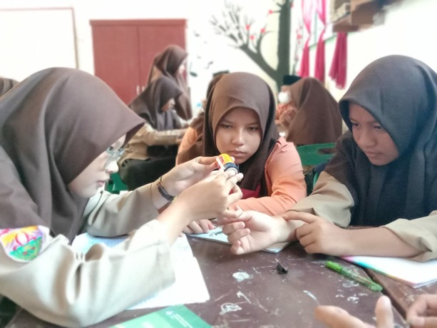Siswa IPA kelas IX Madrasah Tsanawiyah Negeri (MTsN) 2 Asahan, sedang mengerjakan tugas praktik.