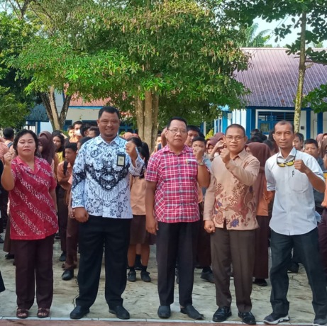BERSAMA: Kepala SMP Negeri 9 Binjai, Dirham Siregar SPd dan Wakil Kepala Sekolah Bidang Kesiswaan, Elisabet Surbakti bersama guru pada kegiatan futsal dan lomba yel-yel. (IST)