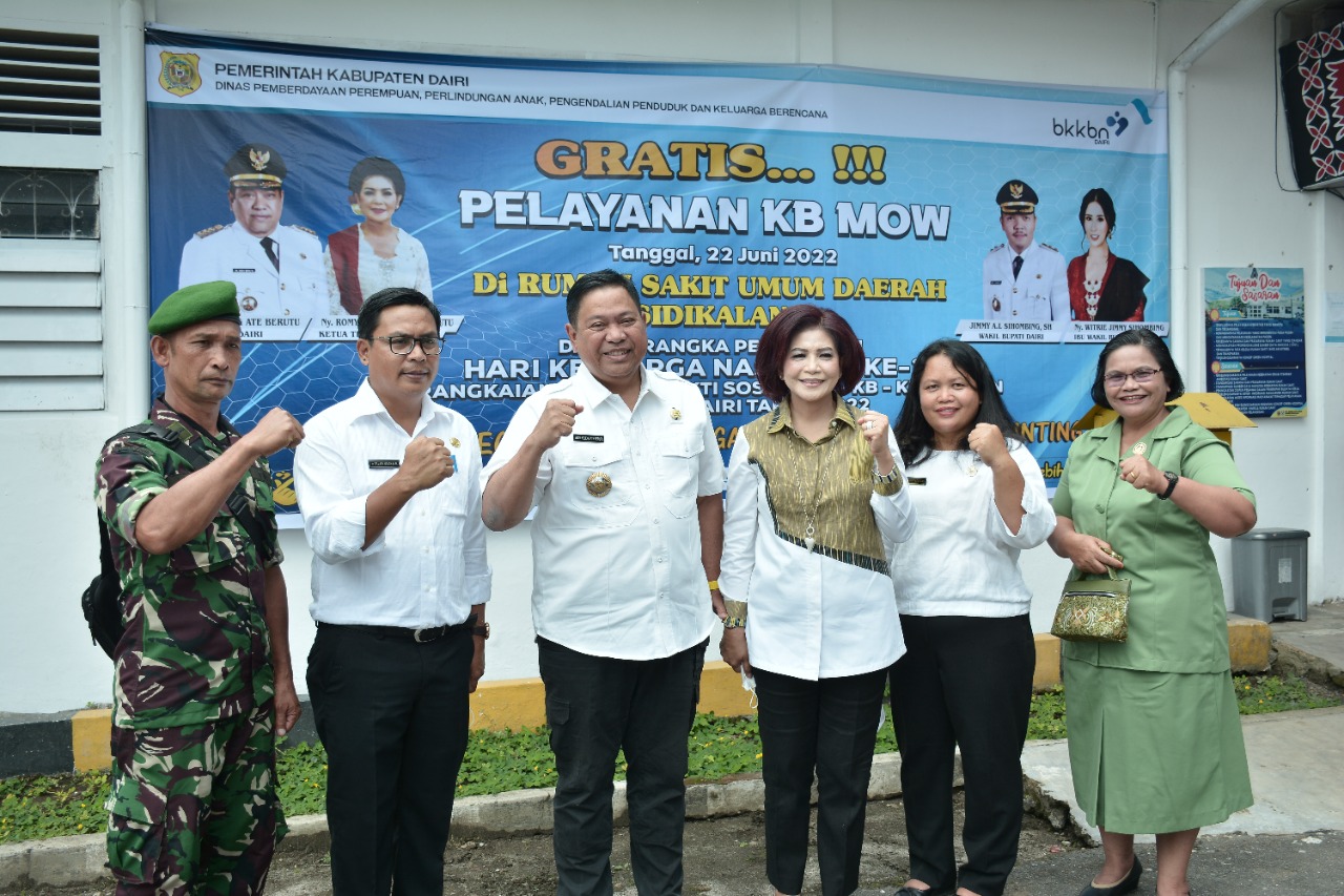 DIABADIKAN. Bupati Dairi, Eddy KA Berutu didampingi Ketua TP PKK, Ny Romy Mariani Simarmata diabadikan usai meninjau pelaksanaan layanan KB Tubektoni gratis di RSUD Sidikalang.SUMUTPOS.CO/Komimfo Dairi