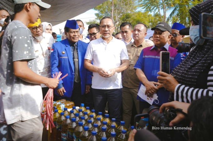 Menteri Perdagangan, Zulkifli Hasan meninjau ketersediaan stok dan harga minyak goreng di Pasar Toaya, Donggala, Sulawesi Tengah, Rabu (29 Juni).