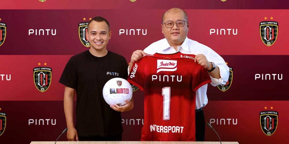 SPONSOR: Founder & CEO PINTU Jeth Soetoyo dan Chief Executive Officer Bali United Yabes Tanuri foto bersama usai tanda tangan kerja sama sebagai sponsor.