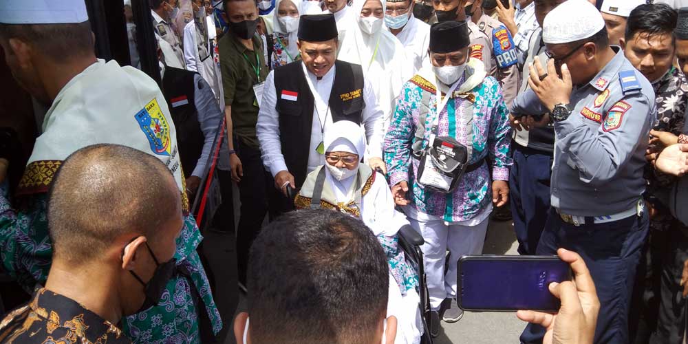 BERANGKAT: Bupati Zahir bersama istri Maya Indriasari bersama calon jemaah haji lainnya berangkat ke tanah suci Makkah dalam menjalankan rukun Islam ke lima.