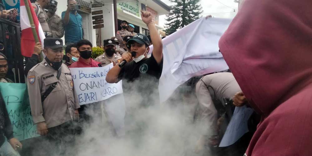 DEMO: Ratusan massa GEMUK saat menggelar aksi ke Kejari Karo.SOLIDEO/SUMUT POS.