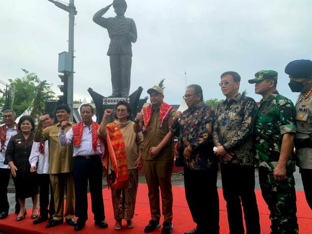 BERSAMA: Riahna Ginting bersama Wali Kota Medan, Bobby Nasution dan sta-keholder pada acara peresmian Patung Let-jen Jamin Ginting, Se-lasa (28/6).