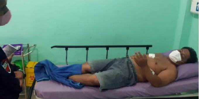 RAWAT: Fernando Tambunan, warga Perumahan Victory Land Blok H Nomor 11, korban penembakan orang tak dikenal dirawat di RSU Amri Tambunan, Selasa (28/6).