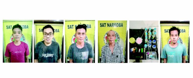 TERSANGKA: polisi menetapkan lima tersangka dengan mengamankan barang bukti saat penggerebekan di Jalan Samanhudi, Pasar IV, Kelurahan Bakti Karya, Binjai Selatan, Senin (27/6).