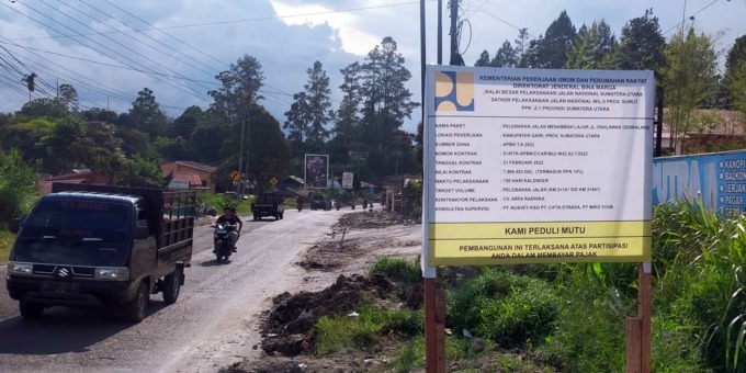 PAPAN PROYEK: Kontraktor sudah mulai melakukan pekerjaan proyek pelebaran jalan nasional Sidikalang-Medan di mulai dari Simpang Salak seperti tertera pada papan proyek.