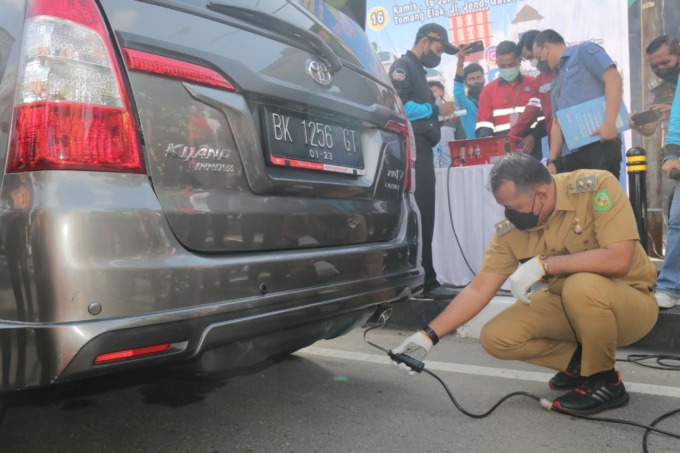 UJI: Wakil Wali Kota Medan H. Aulia Rachman saat uji emisi gas buang kendaraan di Lapangan Benteng Medan, Selasa (14/6).
