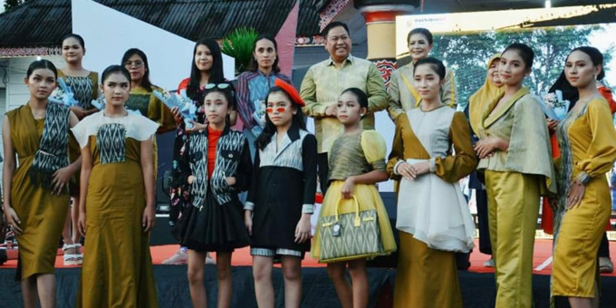 DIABADIKAN: Bupati Dairi Eddy Keleng Ate Berutu didampingi Ketua TP PKK sekaligus Ketua Dekranasda, Romy Mariani Simarmata, diabadikan bersama peserta Dairi Creative Festival 2022 di Gedung Nasional Djauli Manik pada 24-25 Juni 2022.