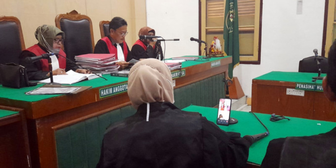 PUTUSAN: Majelis hakim membacakan putusan terhadap kedua terdakwa kasus penipuan secara virtual di Ruang Cakra 8 di Pengadilan Negeri (PN) Medan, Rabu (13/7).