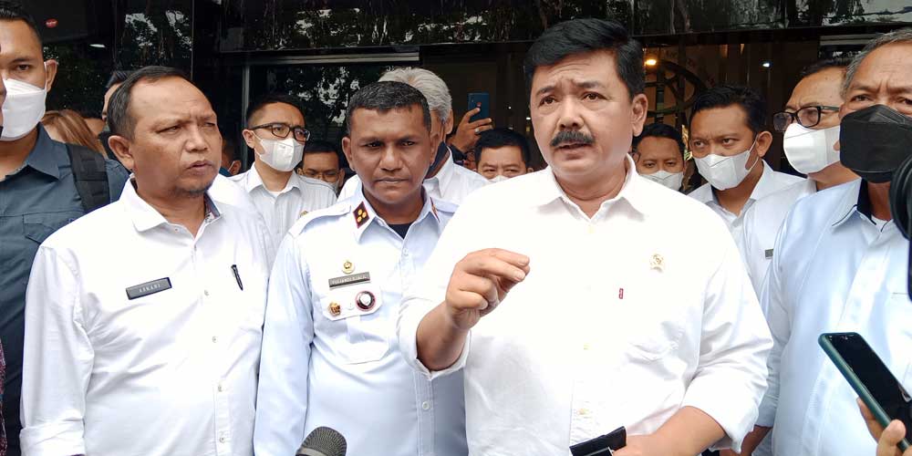 istimewa/sumutpos keterangan pers: Menteri Agraria dan Tata Ruang (ATR)/Badan Pertanahan Nasional (BPN) Marsekal (Purn) Hadi Tjahjanto memberikan keterangan usai meninjau fasilitas dan pelayanan di Kantor Pertanahan Kota Medan, Selasa (12/7). Dalam kesemp