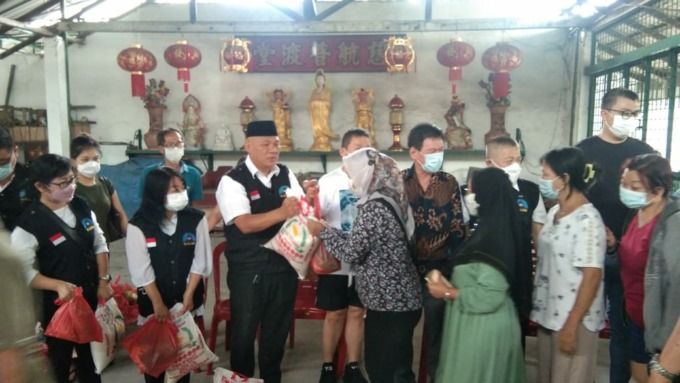SEMBAKO: Pengurus Vihara Candi Buddha dan Walubi Sumut saat membagi sembako kepada masyarakat kurang mampu di Vihara Candi Buddha Jalan HM Said Medan, Minggu (10/7).