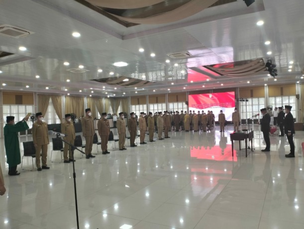 Gubernur Sumut, Edy Rahyamadi saat memimpin pelantikan 11 pejabat eselon II di Rumah Dinas Gubernur Sumut.(BAGUS SYAHPUTRA/Sumut Pos)