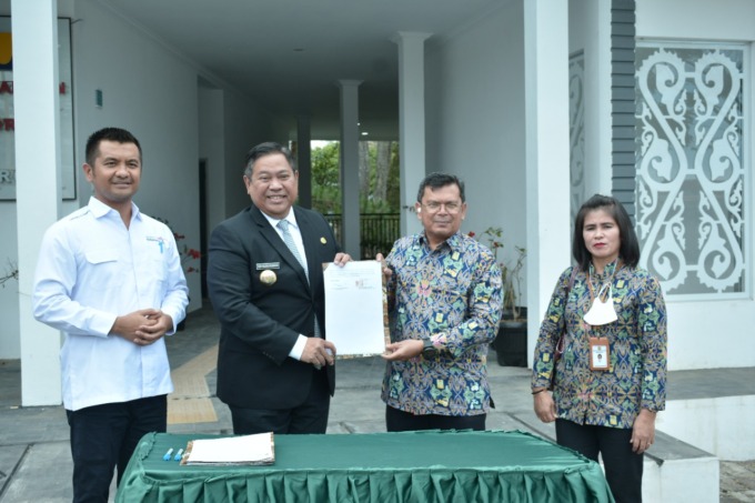 SERAHTERIMA: Bupati Dairi, Eddy KA Berutu didampingi Kadis Pariwisata, Kebudayaan Pemuda dan Olahraga, Rahmat Syah Munthe, bersama Kepala Balai Prasarana Permukiman Sumut, Syafriel Tansier menunjukkan dokumen serahterima penggunaan toilet premium di TWI S