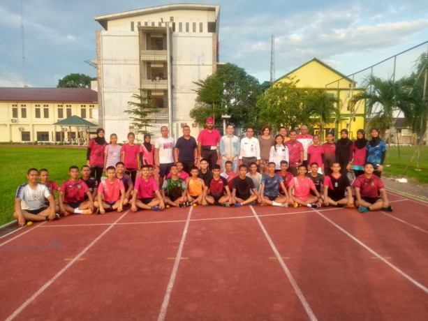 MOTIVASI: Ketua Umum PASI Sumut dr David Luther hadir ke PPLP Sumut memotivasi para atlet atletik. Tampak para atlet foto bersama dengan pengelola PPLP, pelatih, dan atlet, Rabu (13/7). (IST)