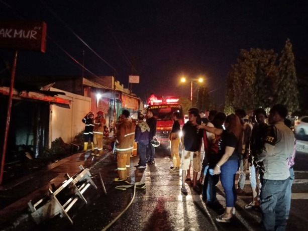 PADAMKAN : Satu unit bangunan semi permanen kios loket bus Makmur terbakar di Tebingtinggi. (Sopian/Sumut Pos)