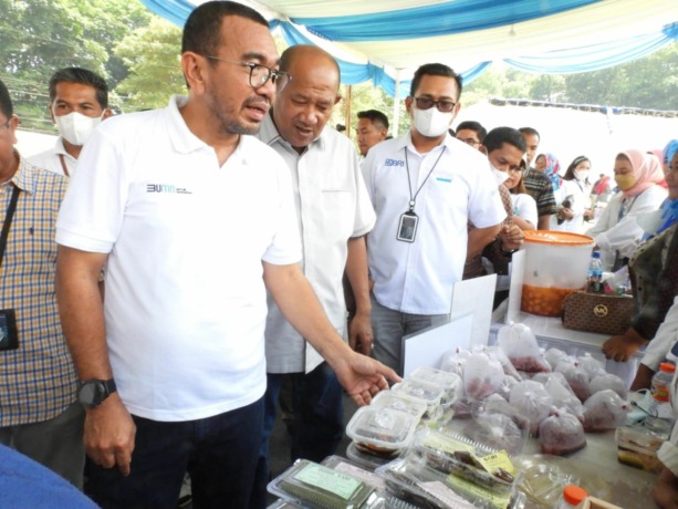 Staf Khusus Erick Thohir, Arya Sinulingga menyampaikan salam dari Erick Thohir kepada lebih dari 3.000 nasabah PNM dan BRI, yang hadir dalam kegiatan Pasar Murah dan Bazar UMKM BUMN. Kegiatan ini merupakan inisiasi Erick Thohir dan sinergi BRI sebagai pih