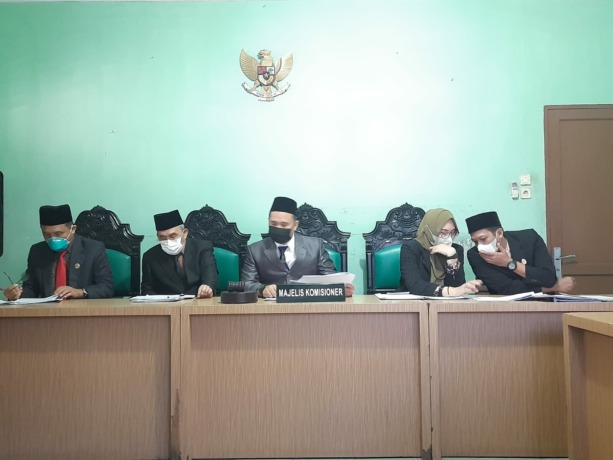 Ketua KI Sumut, Abdul Haris didampingi komisioner KI Sumut lainnya yaitu, Wakil Ketua Drs Eddy Syahputra, Dr Cut Alma (Divisi Kelembagaan), Syafii Sitorus SH (Divisi PSI) dan Dedy Ardiansyah (Divisi ASE).