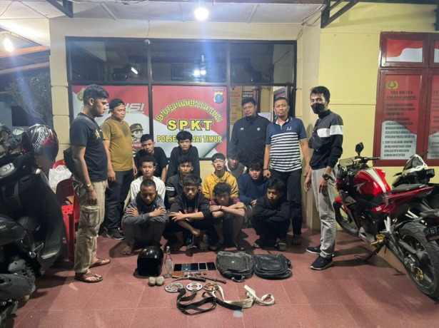 Istimewa/Sumut Pos 11 orang gerombolan geng motor beserta barang bukti sajam diamankan ke Polsek Binjai Timur.