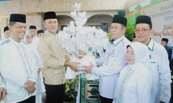 ISTIMEWA IPHI: Ketua PD IPHI Medan Drs H Ilyas Halim MPd (kanan) menyerahkan seperangkat balai kepada Ketua PW IPHI Sumut yang juga Wagubsu Drs H Musa Rajeksah MHum saat halal bihalal dan tepung tawar calon jamaah haji IPHI Kota Medan.