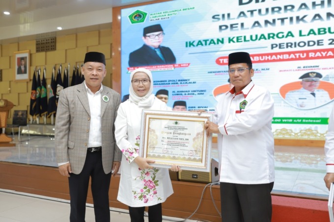 Sekretaris Umum Iklab Raya Drs Rivai Nasution MM menerima piagam penghargaan dari Iklab Raya atas pengabdian, dedikasi, dan loyalitasnya berkhidmat lebih 31 tahun di Iklab Raya yang diserahkan Dr Ir Hj Sabrina MSi, tokoh masyarakat Sumut.