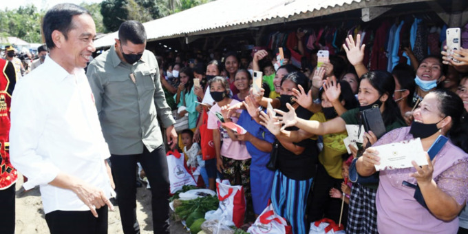 ANTUSIAS: Masyarakat Nias Utara antusias menyambut kehadiran Presiden Jokowi di Pasar Alasa, Rabu (6/7) pagi pukul 10.50 WIB. Di sana Jokowi langsung menyerahkan bantuan kepada masyarakat penerima manfaat Program Keluarga Harapan (PKH).