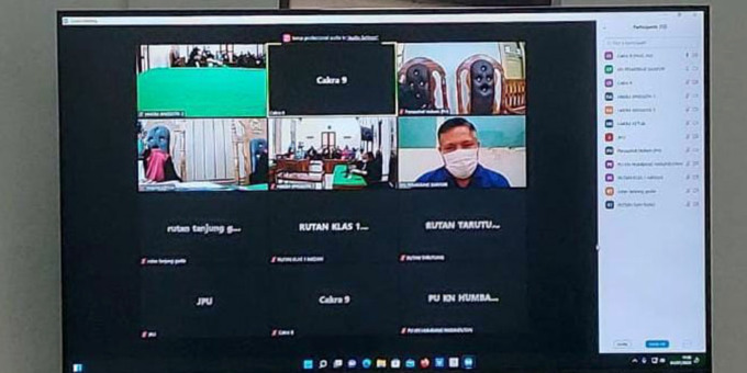 TUNTUTAN: Mantan Dirut PD PAUS Pematangsiantar, Herowin Tumpal Fernando Sinaga, terdakwa kasus korupsi menjalani sidang tuntutan secara virtual di Ruang Cakra 9 Pengadilan Tipikor Medan, Senin (4/7).