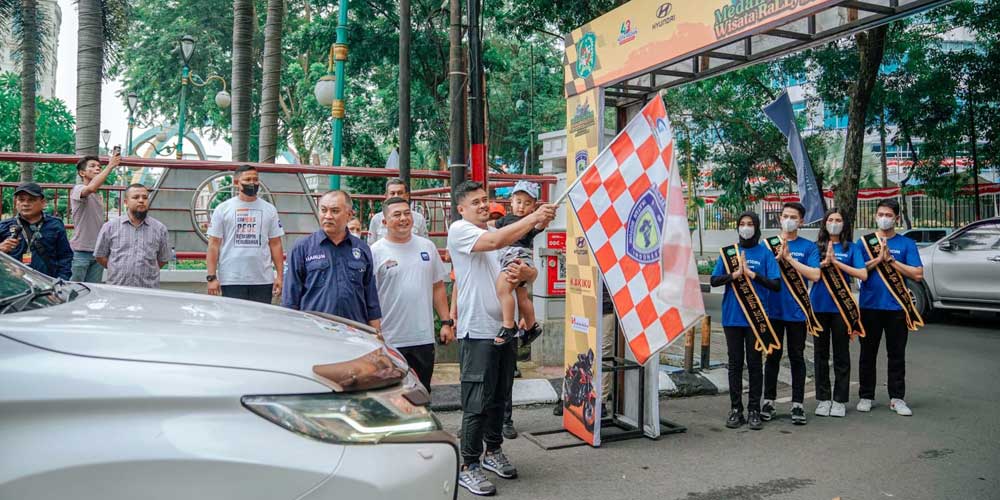 LEPAS: Wali Kota Medan Bobby Nasution saat melepas peserta Medan Berkah Wisata Rally 2022, Sabtu (23/7).