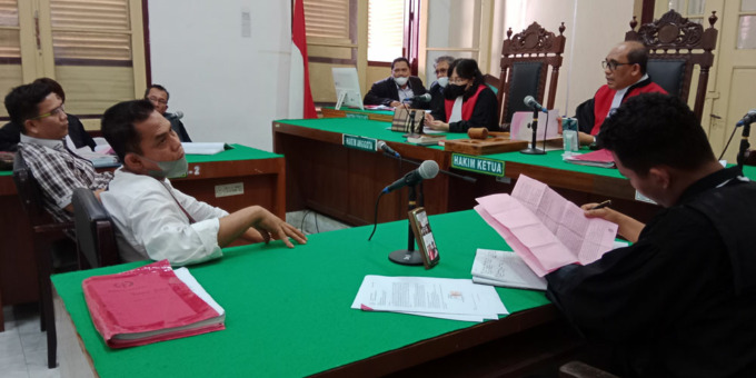 KETERANGAN:  Saksi korban memberikan keterangan dalam kasus dugaan penipuan dengan terdakwa anggota DPRD Taput, Luciana br Siregar, Rabu (6/7).